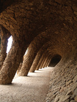 Park Güell, Nach innen geneigte Säulen des Viadukts (Balkon)