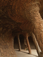 Park Güell, Nach innen geneigte Säulen der Viadukte