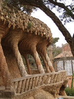 Park Güell, Nach innen geneigte Säulen der Viadukte