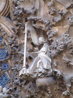 Tempel der Sagrada Familia, Fassade der Geburt, Detail eines Harfe spielenden Engels