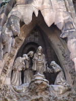 Tempel der Sagrada Familia, Fassade der Geburt, Detail der Höhle mit den drei Portalen
