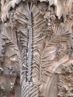 Tempel der Sagrada Familia, Fassade der Geburt, Palme und die Engel der Apokalypse