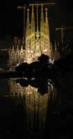 Tempel der Sagrada Familia, Spiegelung der alten Fassade im See