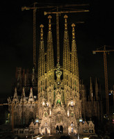 Tempel der Sagrada Familia, Nachtaufnahme der alten Fassade