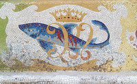 Torre Bellesguard, Detail der Bank (Der Fisch, verflochten mit dem marianischen ‘M’ und vier Stäben, symbolisiert die Vorherrschaft Kataloniens über das Mittelmeer)