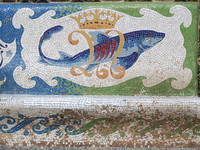 Torre Bellesguard, Detail der Bank (Der Fisch, verflochten mit dem marianischen ‘M’ und vier Stäben, symbolisiert die Vorherrschaft Kataloniens über das Mittelmeer)