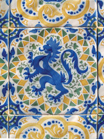 Torre Bellesguard, Detail der Fliesen am Eingang (Löwe und Hahn, Symbole königlicher Macht)
