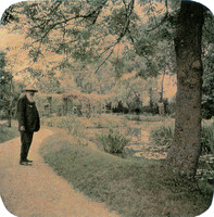 Claude Monet im Profil vor Seerosen, Garten in Giverny